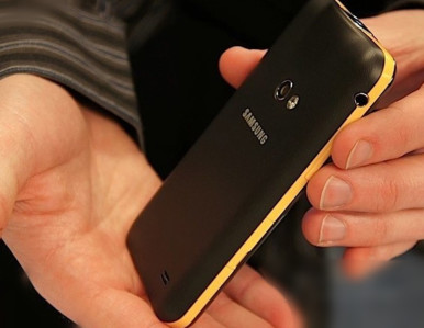 Samsung Galaxy Beam ima meko gumiziranu pozadinu
