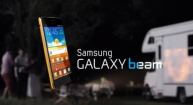 Samsung Galaxy Beam - i telefon pored projektora