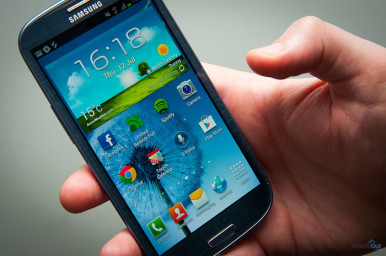 Samsung I9300 Galaxy S3 je opremljen Super AMOLED displejom od 4.8 inch-a