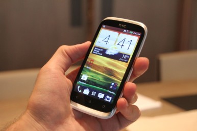 HTC Desire X zahvaljujući svojim skladnim dimenzijama lepo leži u ruci