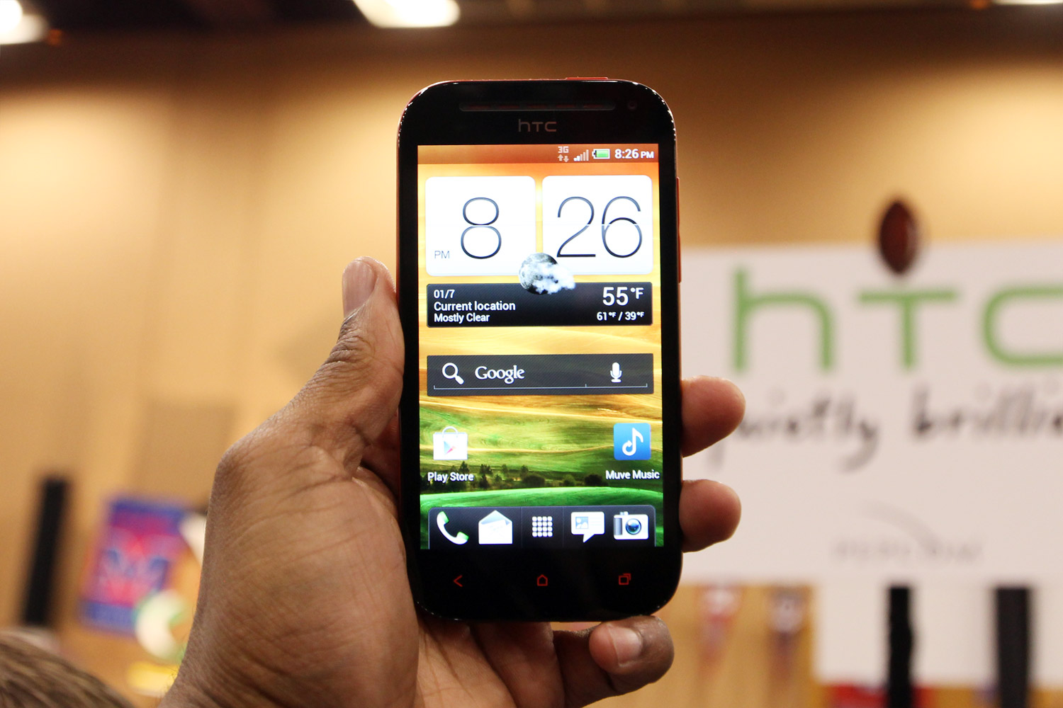 Zahvaljujući svojim dimenzijama, HTC One SV lepo leži u ruci!